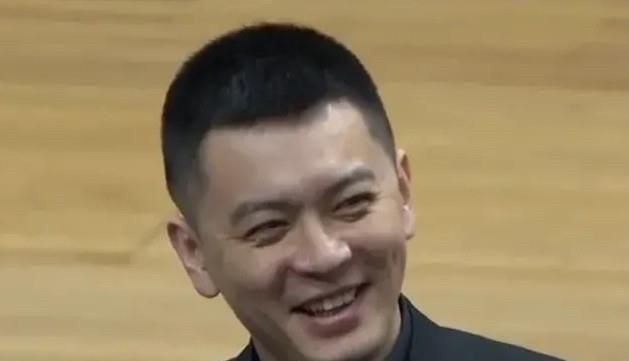 导 演：王赤 汝水仁编 剧：赵海城 王赤主 演：王赤 杨青 黄宗洛 马羚 王小菲佟顺是建华商场的职工。商场地处富贵街区，被撤除重建。良多职工对前程担忧，佟顺也如斯。他捏造了一封海外来信。佟顺拿着海外来信朝敬老院走往，俄然被一辆奔驰的自行车撞倒，装信的公函包飞出，失落在一辆行驶的卡车上。他乘出租车追往，冒险把包取下，重重地摔在地上。佟顺来到敬老院，安年夜爷正盼着女儿安晓燕的信。实在晓燕因股票亏本，已于两年前自杀。和晓燕一块长年夜的佟顺怕安年夜爷承受不了冲击，假说晓燕往印度留学了，安年夜爷相信了。富波房地产开辟公司的总司理潘梦婷正为兴修高级写字楼而收购房地产，此中包罗收购安年夜爷的房产。她叮咛一方面找安晓燕，一方面从佟顺这里做工作。佟顺的爱人王玉枝在国营菜场当售货员，她也惦念着安年夜爷的屋子，想开个餐馆。但佟顺果断分歧意，由于如许安年夜爷就会知道晓燕的死讯。迫于爱...